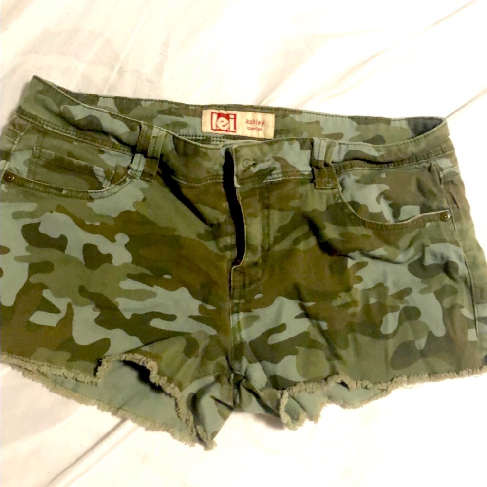 Short low rise camo shorts